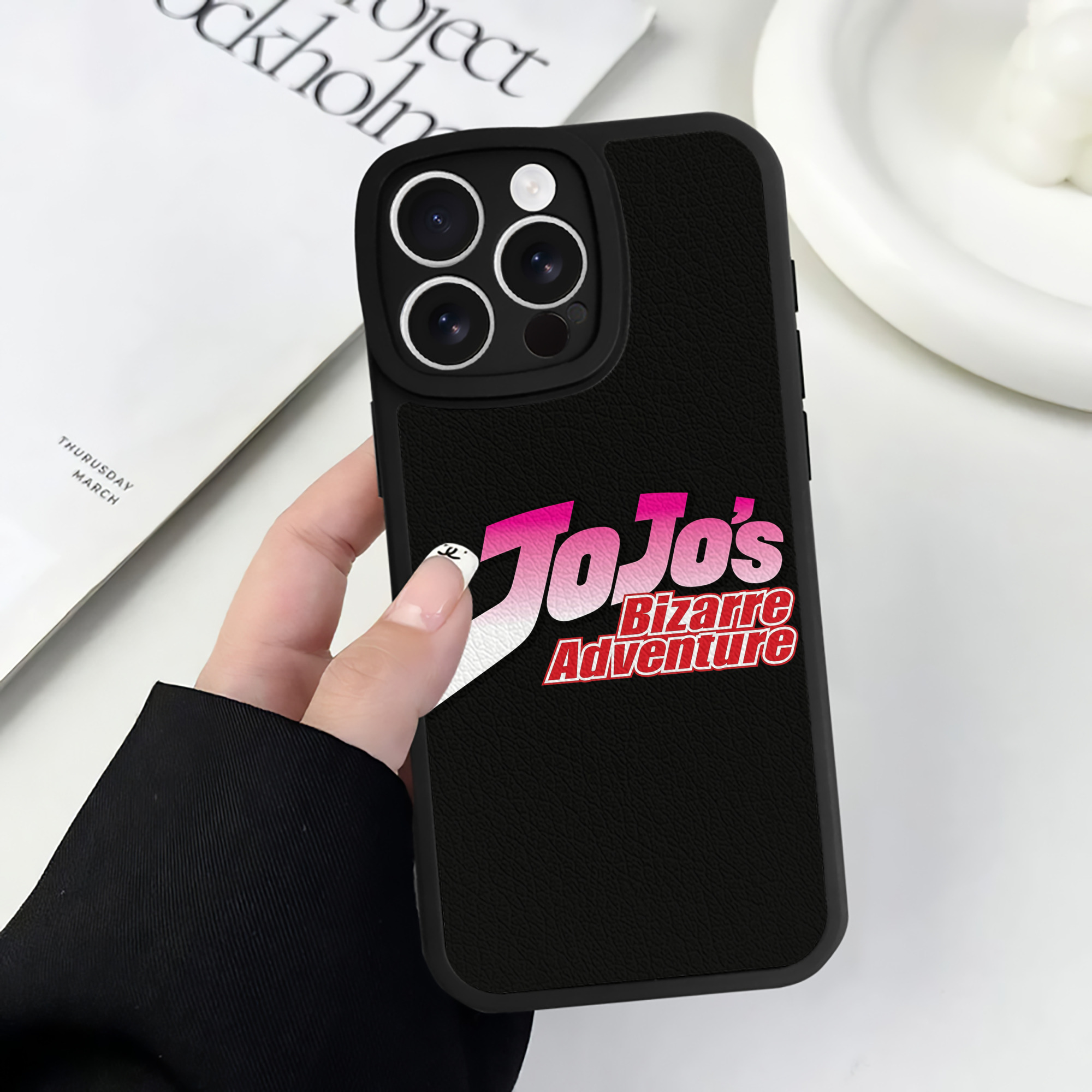 （画像用） ジョジョの奇妙な冒険 JoJo's Bizarre Adventure 【iPhone 16シリーズ対応】シリコンスマホケース（レザー調） 材質：シリコン